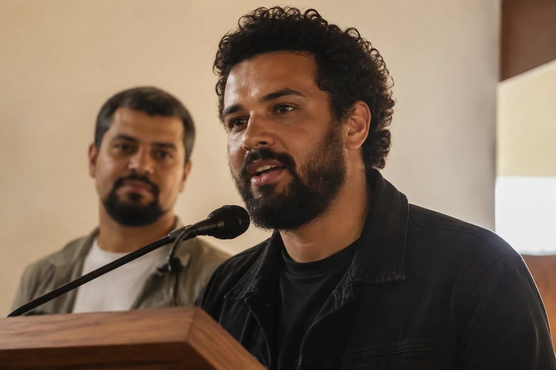 Folha aberta na mesa com um raciocínio traçado à mão