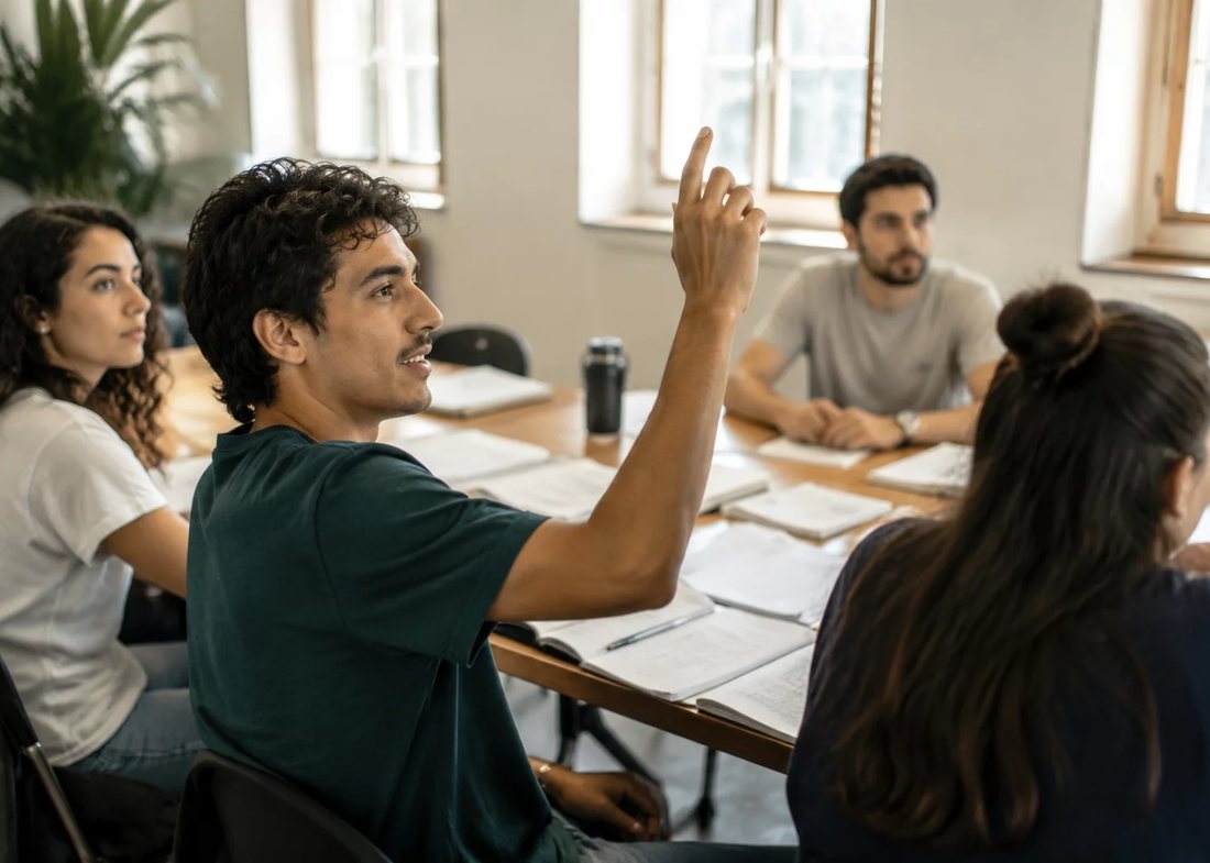 Dupla preparando a rodada seguinte, com caderno aberto e canetas coloridas na mesa